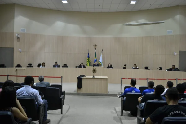 Tribunal de Contas do Piauí notifica 132 prefeituras por gastos excessivos com pessoal.