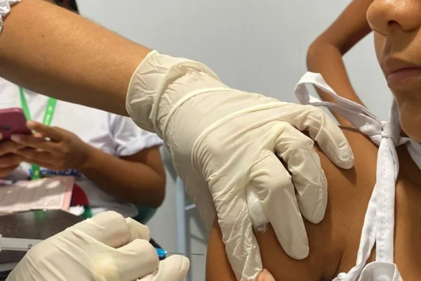 Quase um quarto da população do Piauí está vacinada contra a COVID-19, diz IBGE.