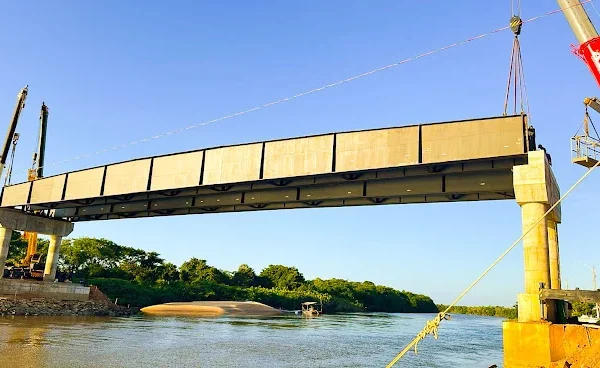 Antes seria com o nome do pai de Bolsonaro. Agora já é Mão Santa, a ponte sobre o Igaraçu.