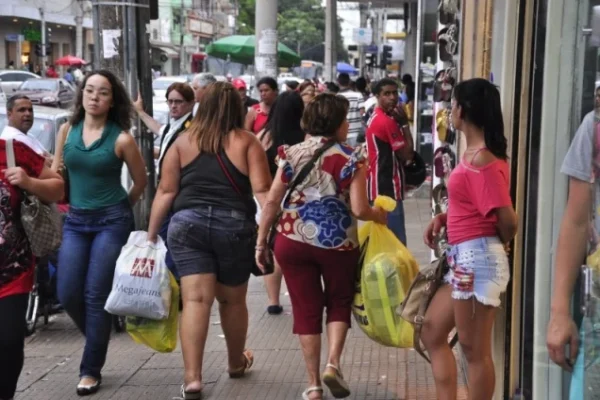 Em 2023, Brasil alcança recorde de 100 milhões de pessoas ocupadas.