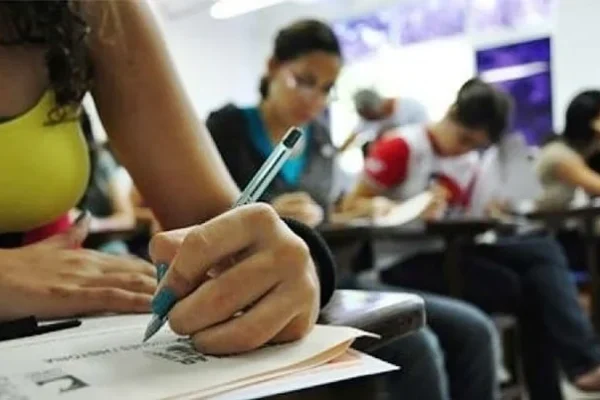 Senado aprova política de assistência com bolsa de R$ 700 para universitários.