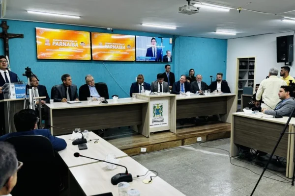 Câmara de Parnaíba dá título de cidadania a Olavo Carvalho.