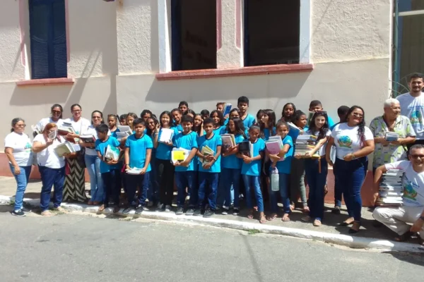 alunos de escola de Joaquim Pires conhecem Academia Parnaibana de Letras.