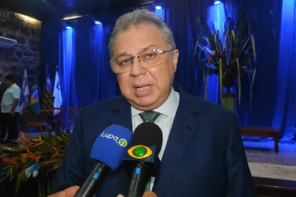 Justiça Federal torna réus ex-secretário de saúde do Piauí e mais três pessoas por fraude de R$ 19 milhões no combate à Covid.