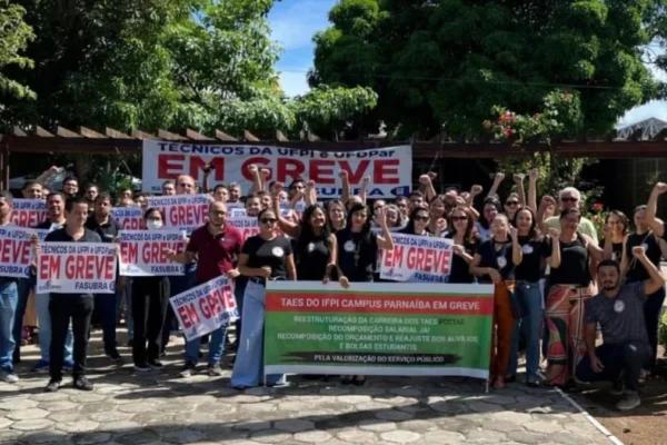 Servidores da educação federal realizam manifestação em Parnaíba nesta sexta-feira.