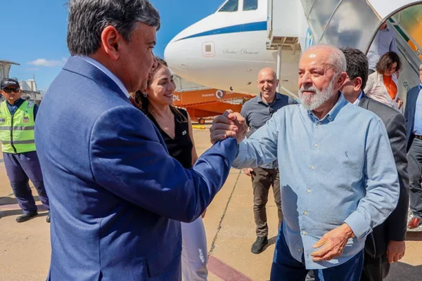 Lula chega a Teresina e anuncia recursos para o Piauí.