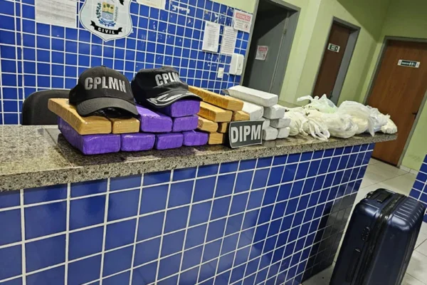 Homem é preso com 25 kg de drogas na rodoviária de Parnaíba. A droga ia para a Pedra do Sal.