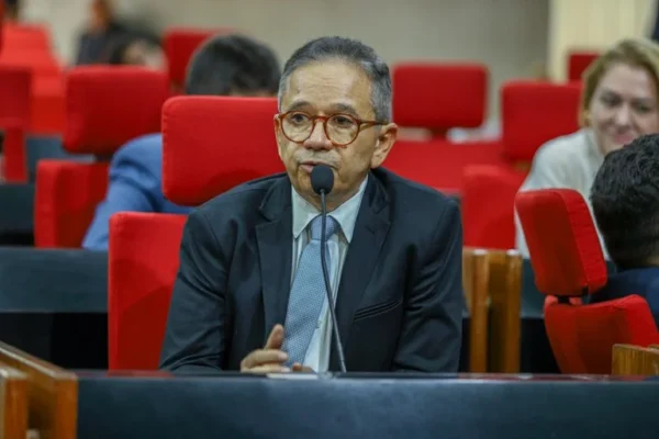 Dr. Hélio se afasta da Assembleia Legislativa para disputar prefeitura em Parnaíba.