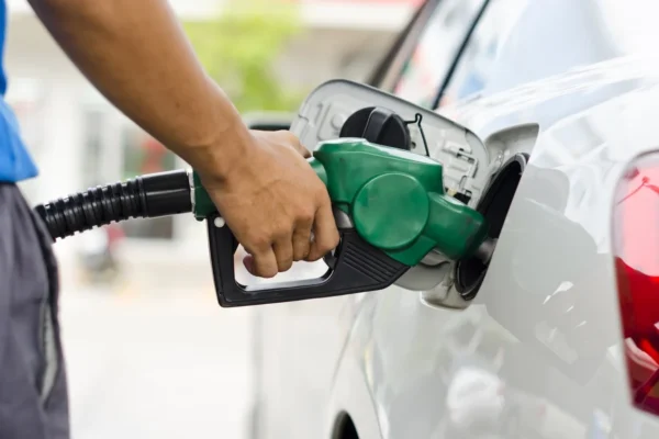 Petrobras reajusta em 7,12% preço da gasolina para distribuidoras.