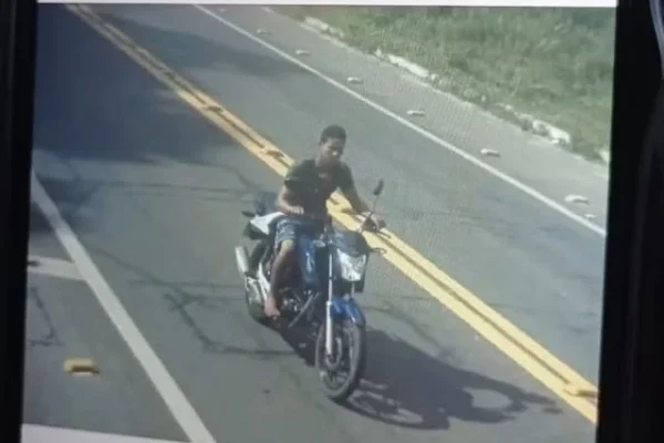 Câmara de monitoramento registra suspeito de assassinar mototaxista em Parnaíba.