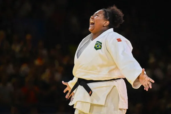 Judoca Beatriz Souza conquista o primeiro ouro brasileiro em Paris.
