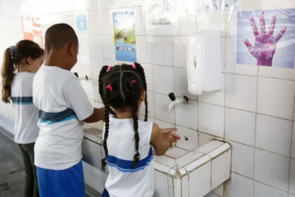 Projeto dá prioridade para escolas, creches e hospitais nos serviços de água, esgoto e coleta de resíduos.