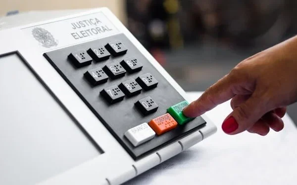 Mais de 400 mil candidatos estão registrados para eleições municipais.