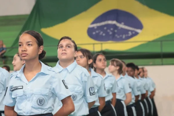 AGU dá parecer contra escolas cívico-militares do Rio Grande do Sul.