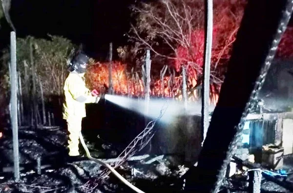 Incêndio de grandes proporções destroi pousada e três barracas em Barra Grande.