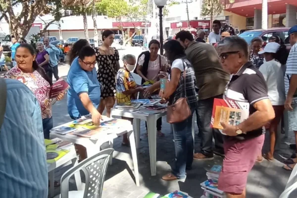 Academia Parnaibana Letras distribui gratuitamente milhares de livros na praça da Graça.