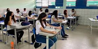 Lula sanciona novo ensino médio com veto a mudança no Enem.