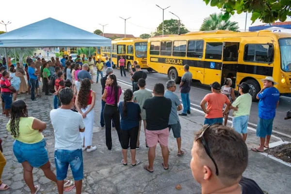 Prefeitura  entrega cinco ônibus para transporte universitário de Buriti dos Lopes