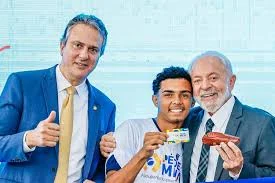 Expansão do Pé-de-Meia beneficiará mais 1 milhão de estudantes.