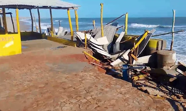 saca provoca avanço de ondas do mar e destrói barracas nas praias de Macapá e Maramar.