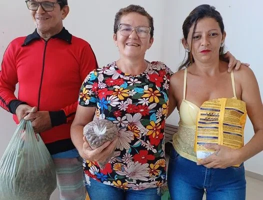 Teatro Saraiva entrega doações recolhidas no show dos Demônios da Garoa.