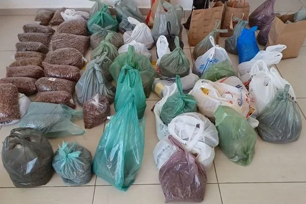 Show do Demônios da Garoa arrecada mais de 120 quilos de ração para cães e gatos.