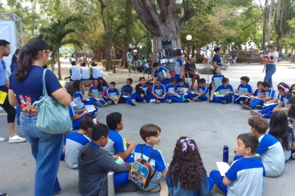 Academia Parnaibana de Letras vai à praça da Graça e distribui milhares de livros de graça aos estudantes.
