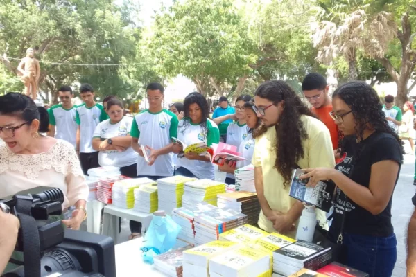 II Felipa distribui 1500 livros do parnaibano Everaldo Moreira Véras na praça da Graça.  