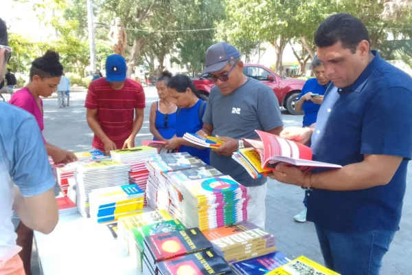 Segundo e último dia do FELIPA tem grande presença de público na praça da Graça.