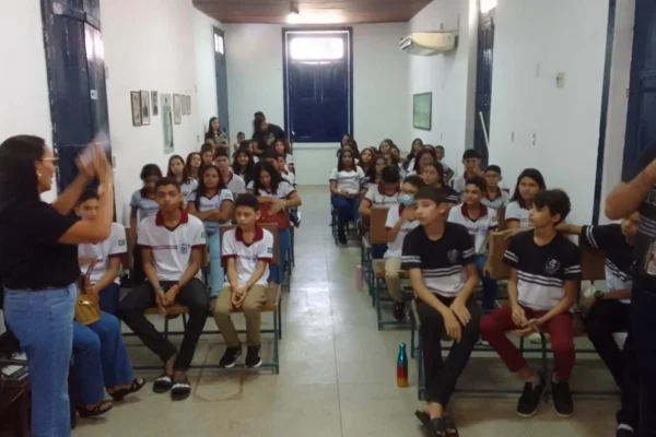 Estudantes de Joaquim Pires visitam sede da Academia Parnaibana de Letras.