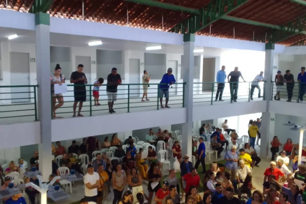 Pouca gente comparece à inauguração do Shopping Popular Silvio Santos em Parnaíba.
