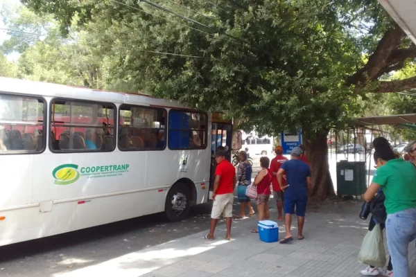 Feriado no início da semana esvazia movimento no centro de Parnaíba.
