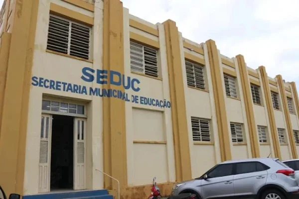 Professores celetistas cobram explicações sobre contratos com a prefeitura de Parnaíba.