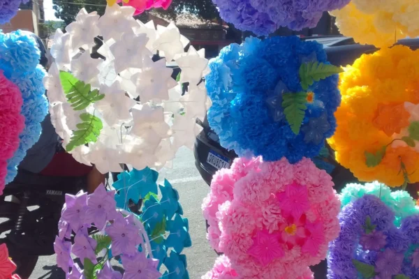 Coroas de flores para finados tomam conta de praças e mercados de Parnaíba.