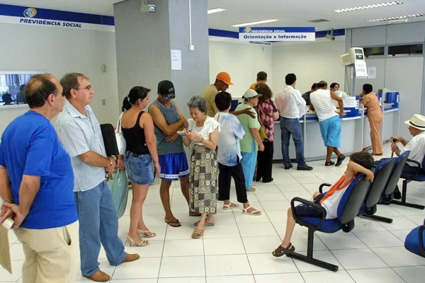 INSS começa a pagar benefícios acima do mínimo nesta terça.
