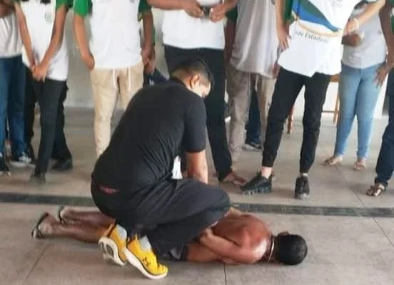 Homem é preso depois de invadir escola em Cajueiro da Praia e ameaçar professores e alunos.