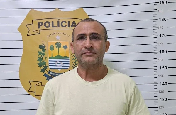David Fontenele, ex-diretor de uma escola situada na cidade de Parnaíba é preso por estrupro de aluna.