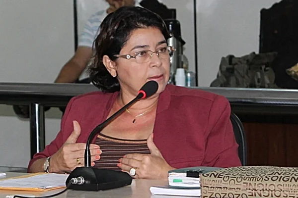 Vereadora Fátima Carmino solicita da prefeitura informações sobre situação de professores celetistas e fim do período letivo de 2024.