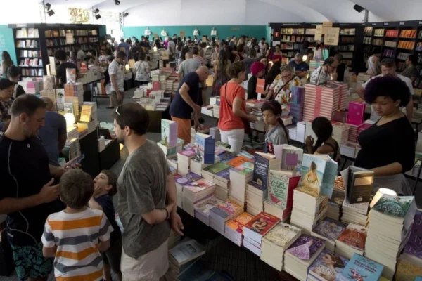 Feira Literária atrai entre 27 mil e 30 mil pessoas em Paraty.