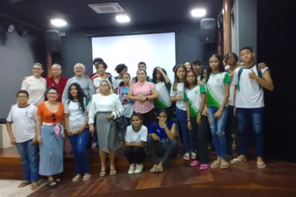 Estudantes participam de bate-papo com escritores parnaibanos e conhecem o mundo da literatura infantil.