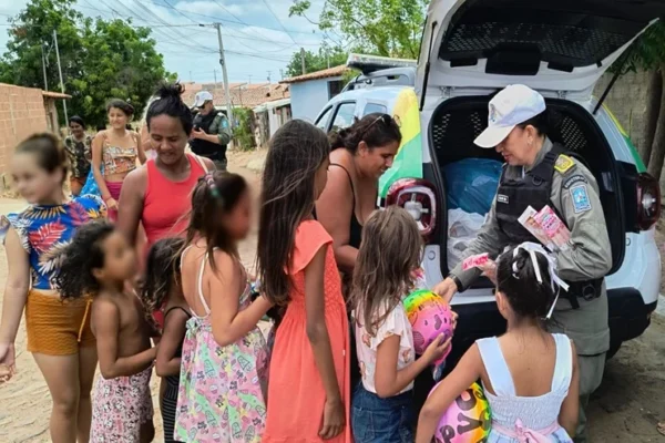 Companhia Independente de Trânsito distribui brinquedos para crianças pobres vizinhas ao lixão.