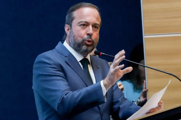 Decisão sobre horário de verão será na terça-feira, diz ministro.