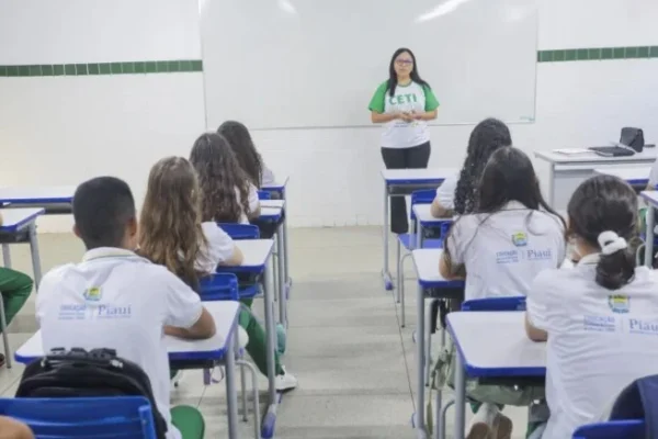 Rafael Fonteles anuncia concurso para 4 mil vagas de professores no Piauí em 2025.