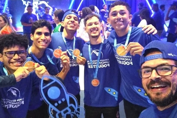 Alunos do Liceu Parnaibano conquistam medalhas na 2ª Jornada Estadual de Lançamento de Foguetes em Teresina.