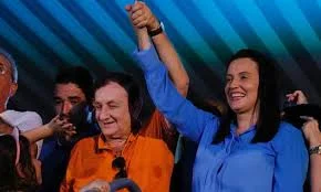Delegada e filha de Mão Santa, Cassandra Moraes Souza pode substituir Gracinha na disputa pela Assembleia em 2026.