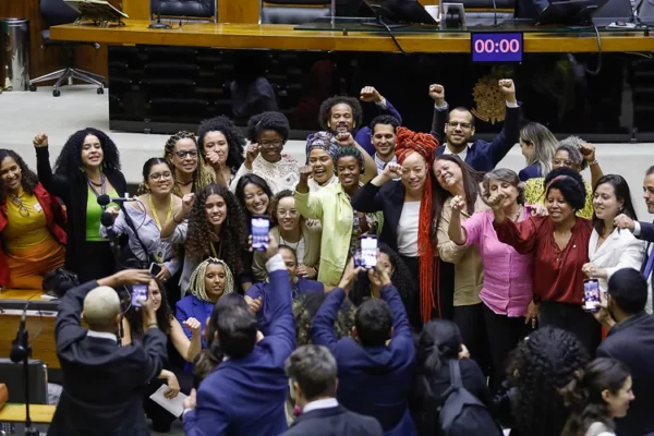 Câmara aprova 30% das vagas em concursos federais para pretos, pardos, indígenas e quilombolas.