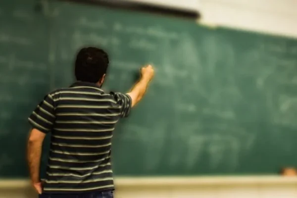 Um em cada 3 professores de escolas públicas não tem formação adequada.