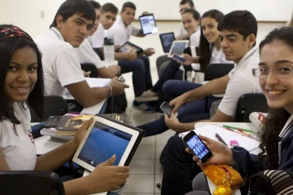 Senado aprova restrição do uso de celulares por estudantes em escolas.