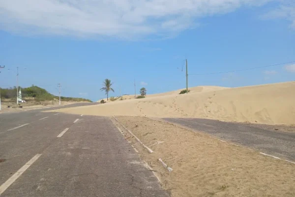 Dunas avançam e obstruem estrada na Lagoa do Portinho.