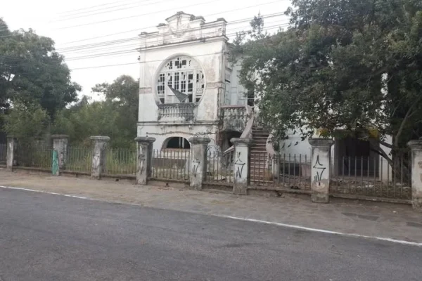 Ativista cultural denuncia abandono de prédios de alto valor histórico no centro de Parnaíba.